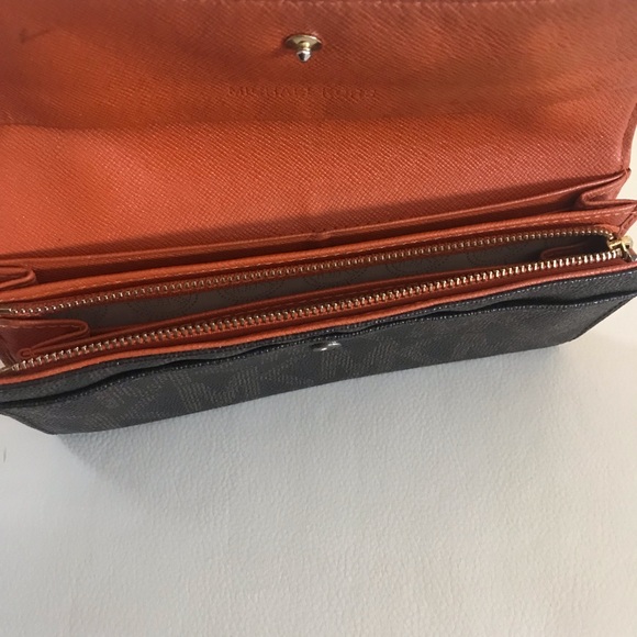 Michael Kors Signature Logo Wallet - Picture 3 of 6